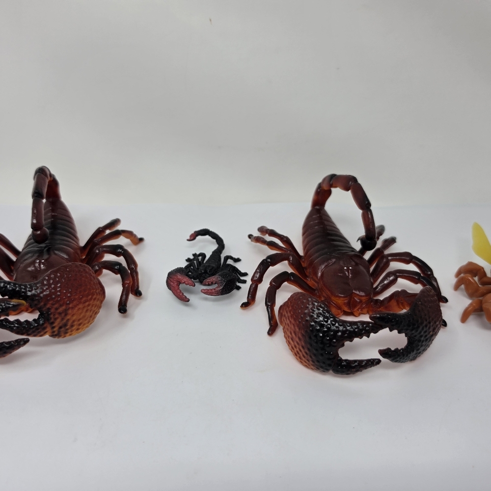 Spider and Snake Halloween Novelty Gag Toys Rubber Snakes Tails Rattle Lot of 4